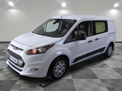la camionnette blanche est garée sur le sol en damier d'un garage