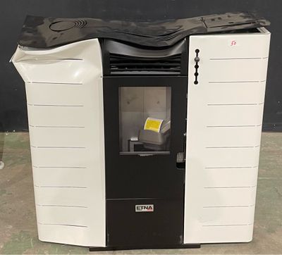 une machine en noir et blanc sur laquelle est collé un autocollant jaune