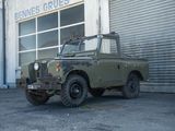 un vieux véhicule militaire garé devant un immeuble