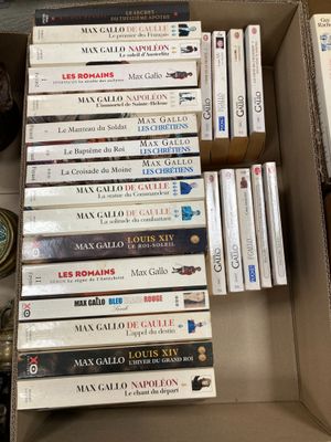 de nombreux livres rangés dans une boîte et empilés les uns sur les autres