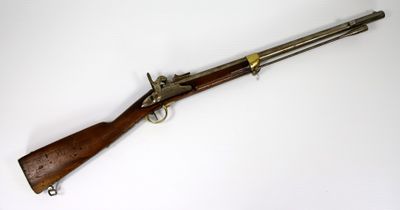un fusil au canon en bois et aux garnitures en laiton, sur fond blanc