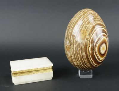 une image représentant un coquillage et une boîte posés sur une table