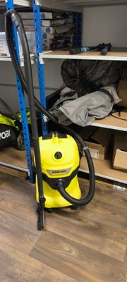 un aspirateur posé sur une étagère dans une pièce