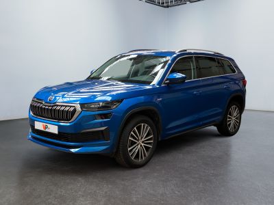 Un SUV bleu est garé dans une grande pièce