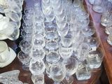 beaucoup de verres à vin vides sur la table