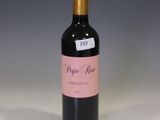 une bouteille de vin posée sur une table