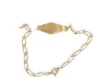 un gros plan sur un bracelet à chaîne en or orné d'une perle blanche