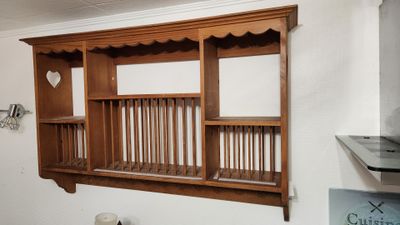 une étagère en bois au-dessus d'une cuisinière dans une cuisine