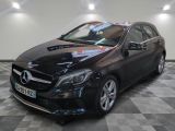 la mercedes cla est garée sur le sol en damier d'un garage