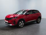 Une voiture rouge est garée dans une pièce aux murs blancs.
