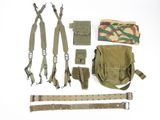 un assortiment d'articles militaires, notamment une ceinture, une pochette, une ceinture et d'autres articles