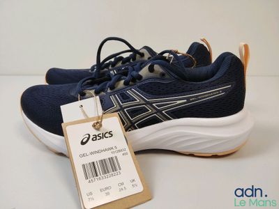 un gros plan d'une chaussure avec une étiquette de prix dessus