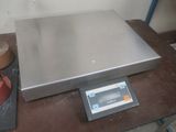 une image représentant une balance posée sur une table dans une pièce