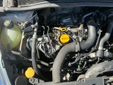 une photo d'un moteur de voiture avec le capot ouvert