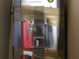 une boîte avec un tas d'outils à l'intérieur