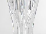 un vase en verre posé sur une table