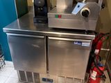 une machine posée sur un comptoir