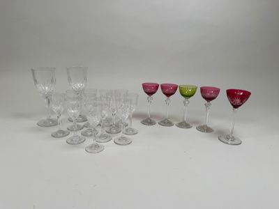 Plusieurs verres à vin sont alignés sur une surface blanche