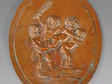 une plaque en bronze représentant un homme et une femme à cheval