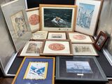 de nombreux tableaux encadrés et des tableaux encadrés posés sur une table