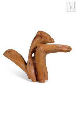 une sculpture en bois représentant un oiseau sur fond blanc