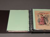 un livre ouvert sur une table