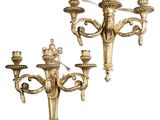 paire d'appliques murales anciennes en laiton sur fond blanc