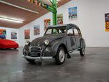 une voiture garée à l'intérieur d'un bâtiment