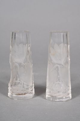 TRAVAIL FRANÇAIS Paire de vases en cristal blanc taillé à dé…