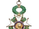 une médaille d'or ornée d'une couronne et d'une étoile
