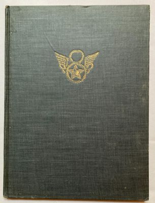 un livre vert orné d'un emblème doré sur la couverture