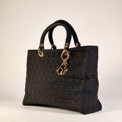 Sac cabas Chanel en cuir matelassé noir avec finitions dorées