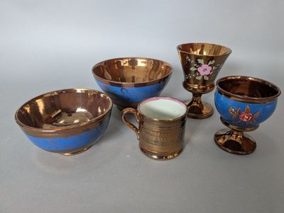 Plusieurs types de tasses et de bols sont posés sur une table