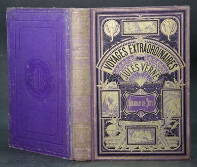 un vieux livre à la couverture violette posé sur une table