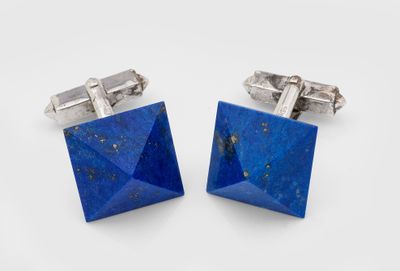 une paire de boutons de manchette en lapis-lazuli sur fond blanc
