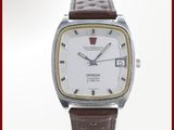 une image d'un gros plan d'une montre-bracelet sur un fond blanc