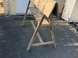 un banc en bois posé au milieu d'un parking