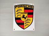 un emblème Porsche accroché au mur d'un garage