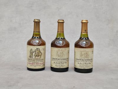 trois bouteilles de vin posées l'une à côté de l'autre sur une table
