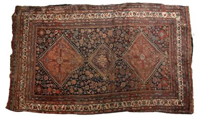 CAUCASE Tapis en laine à décor central de trois médaillons l…