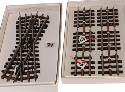 une boîte contenant un ensemble de rails de train et une boîte contenant un ensemble de rails de train