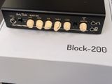 an image of a black amplifier sitting on top of a white box