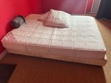 un lit sur lequel est posé un oreiller