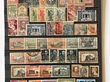 une photo encadrée représentant une collection de timbres accrochée au mur