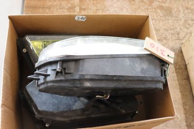 deux valises dans un carton posé par terre