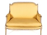 fauteuil rembourré jaune sur fond blanc