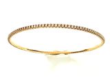 un bracelet en or jaune serti de diamants sur fond blanc