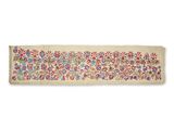 un chemin de table brodé orné de fleurs et de feuilles colorées