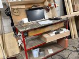 un ordinateur posé sur un établi dans un garage