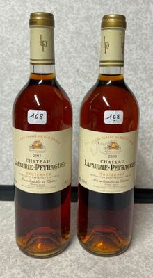 deux bouteilles de vin posées l'une à côté de l'autre sur une table